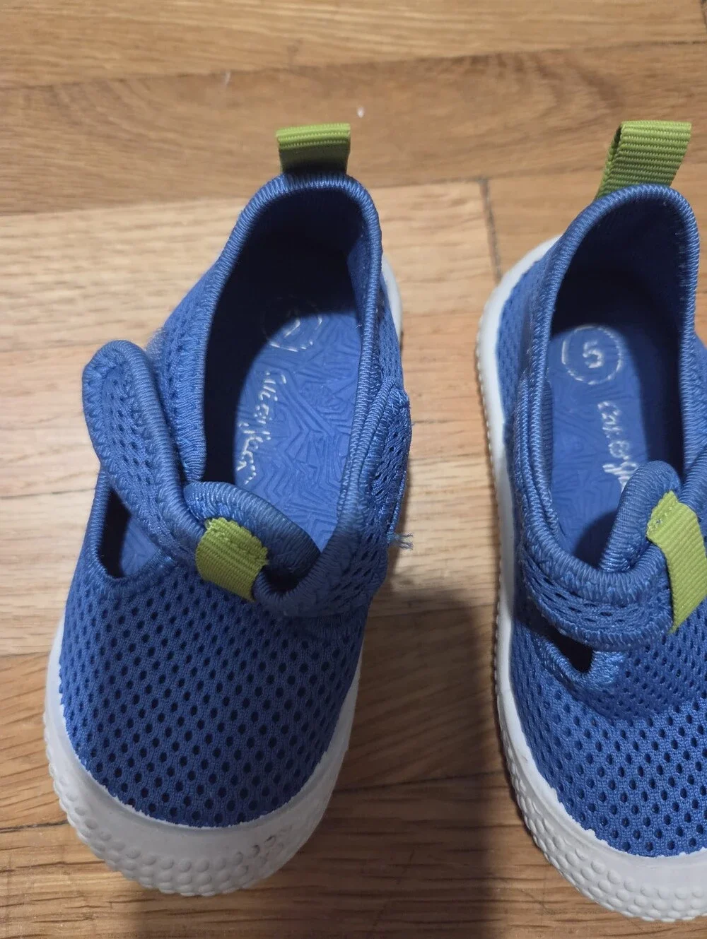 Cat & Jack Blue Mesh Water Shoes with Lime Accent / Size 5